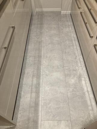 キッチンフロアはおしゃれなタイル調