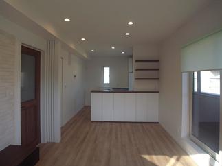 構造上抜けない柱は格子を付けて空間のアクセントに