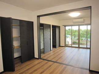 収納たっぷりの寝室