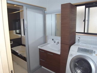 収納たっぷりの洗面化粧台へ入替え