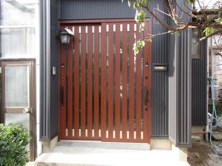 外壁に合わせ玄関引戸も入替え