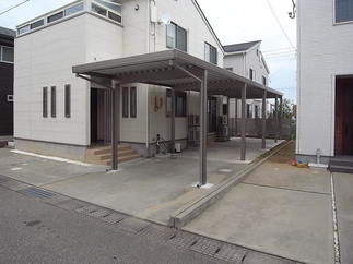 3台車がとめられる大きなカーポート