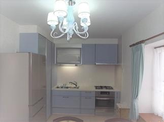 ブルーの扉がステキな使い勝手の良いキッチン