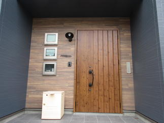 ドアに合わせ、木目調の外壁に張替えた玄関