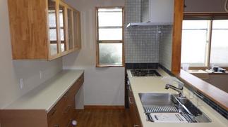 収納たっぷりで使い勝手の良い明るいキッチンへ