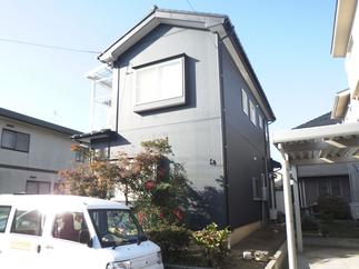 ホワイトのサッシが映えるシックな濃いブルーの外壁へ