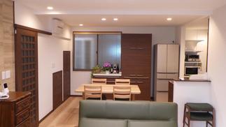 キッチンとお揃いの食器棚でスッキリ統一感のあるダイニングへ