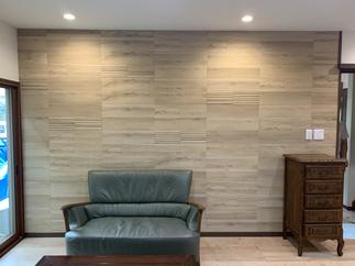 リビングの壁一面をエコカラット張りでアクセントに