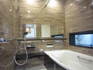 インテリアに調和する便利なスマートエスコートバー付きの                  ユニットバス「LIXIL アライズ」