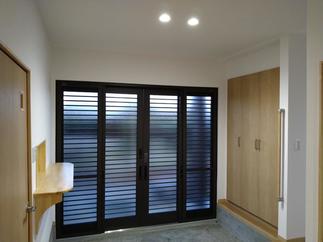 明るい4枚引戸の広々玄関