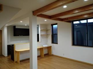 抜けない柱とハリをアクセントにしたリビングダイニング