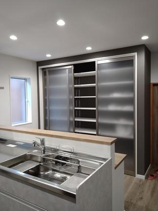 食器からストック品まで収納可能な大容量の壁面収納