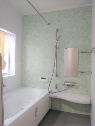 爽やかなグリーンのアクセントパネルのユニットバス