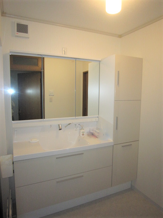 収納タップリな広々洗面化粧台 「LIXIL エルシィ」