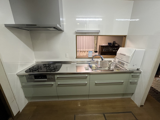 落ち着いたグリーンの扉がステキな使い勝手の良いキッチン「 LIXIL リシェルSI」