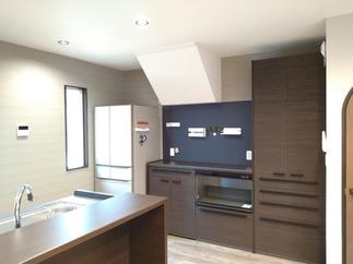 食器や家電、ゴミ箱もスッキリ隠せる収納スペース