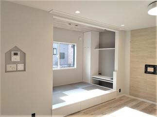 ごろ寝も出来るタタミの小上がりがあるリビング