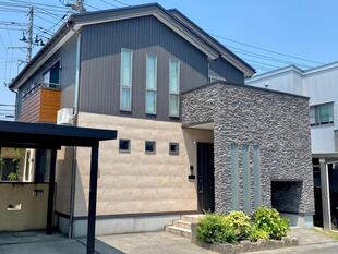 タイル外壁で高級感のある玄関に