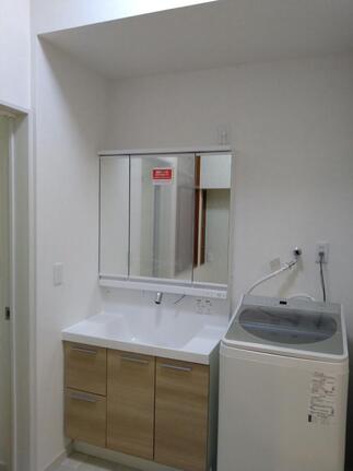 コンパクトな奥行でもゆったり使用できる洗面化粧台LIXIL「クレヴィ」