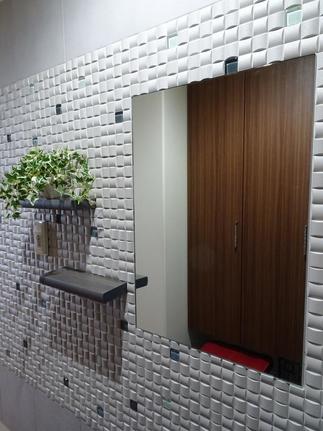 イメージを合わせた棚とミラーも設置