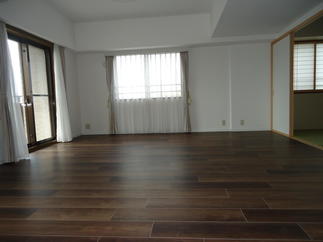 落ち着いたダーク系の床に統一