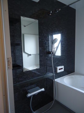 落ち付いた印象の浴室に