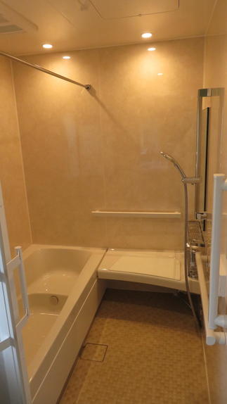 お母さまに合わせた手摺・ベンチカウンター