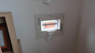 こんな小さな飾り窓でもFIX[窓で対応