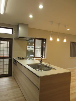 明るく今風の色使いの空間に