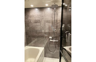 オーバーヘッドシャワーとテンパードアでホテルライクな空間のユニットバスへ