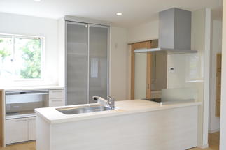 収納もたっぷりの対面式のキッチン