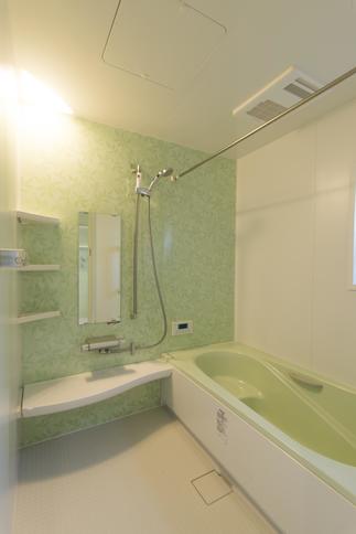 暖かく広い浴室