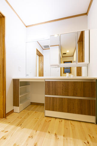 大きな鏡が特徴の洗面台