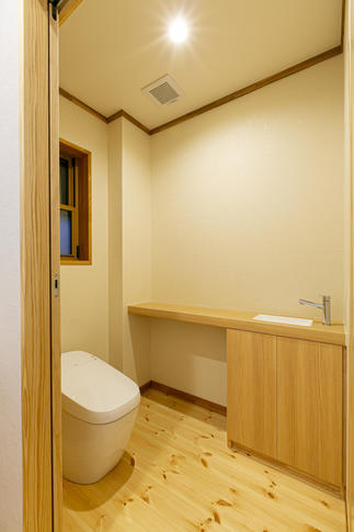 コンパクトなタンクレストイレ