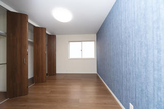 収納たっぷりの寝室