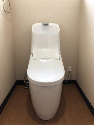 LIXIL手洗い付きのトイレですっきりとした空間に
