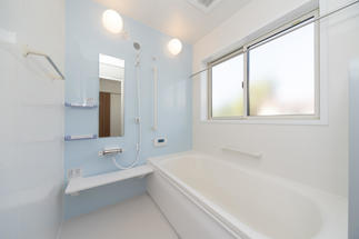 明るく清潔感のある浴室