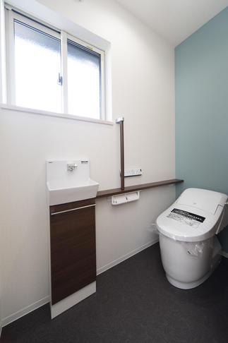 広々空間のトイレ