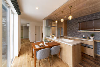 こだわりの照明とレンガ調のタイルでカフェ風なキッチンに