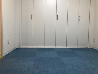 収納たっぷりの洋室