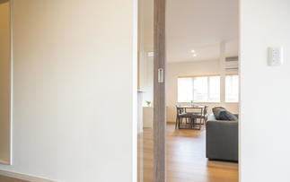 光を取り入れる玄関