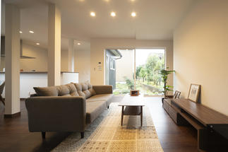 暖かな光が差し込むリビング