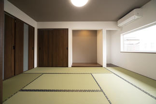 窓から光が差し込む明るい和室