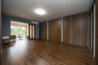 落ち着いた色合いの寝室