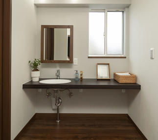 車いすでも使いやすい高さの洗面カウンター