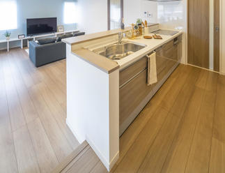 一段高くなっているキッチン