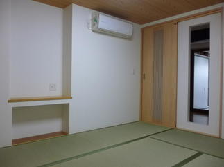 玄関が見える和室