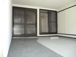 広々としたゆとりある玄関と車庫