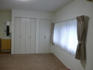 洗面台付きの寝室