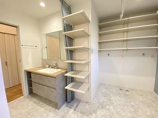 ゆったりとした空間の洗面脱衣室